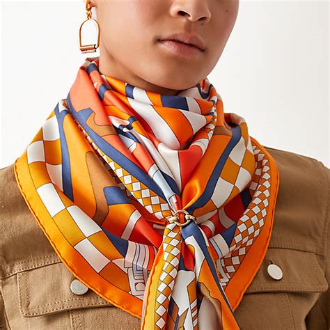 how to tie hermes scarf.